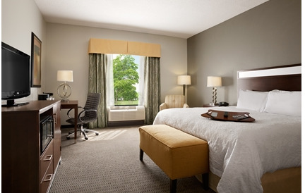 Hampton & - Hotel